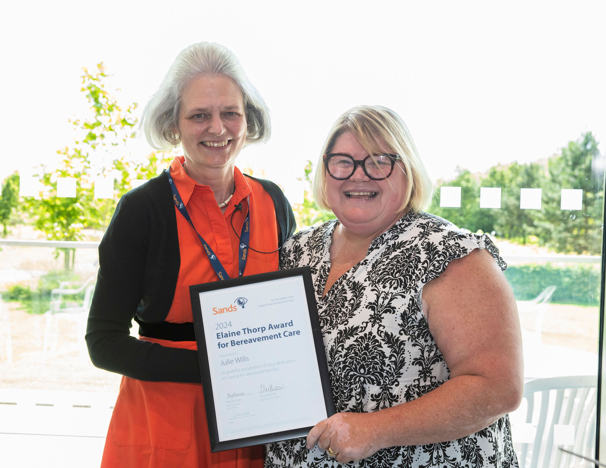 Dr Clea Harmer presenting Julie with her award