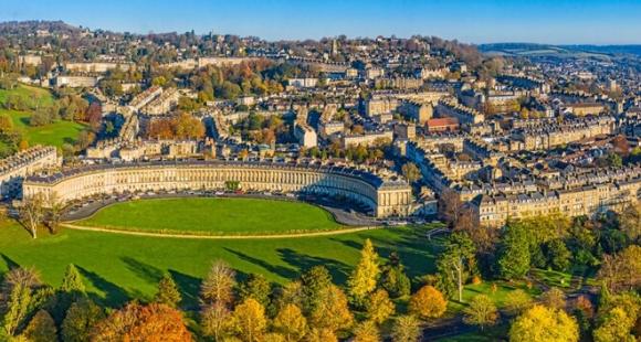 Photo of Royal Crescent building in Bath