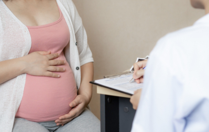 Image of doctor speaking to a pregnant woman